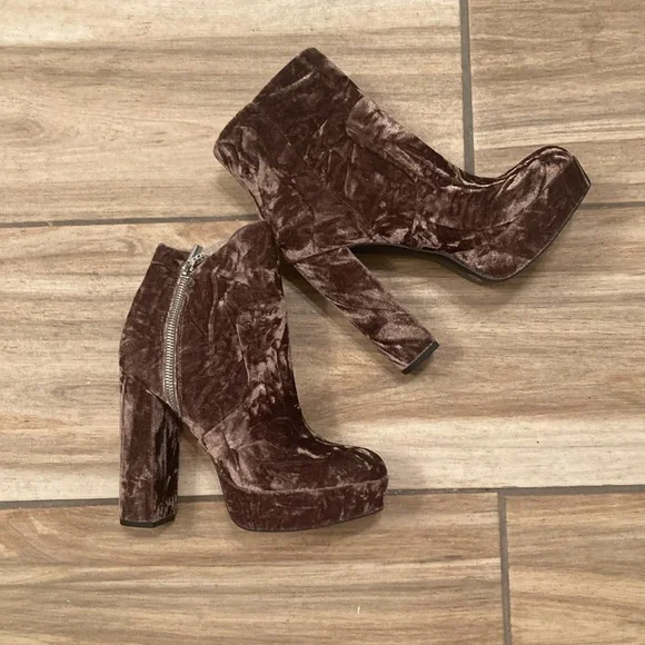 Gianni Bini ( Better for size 7 fit)
Didier Velvet Platform Block Heel
Booties - Picture 2 of 6